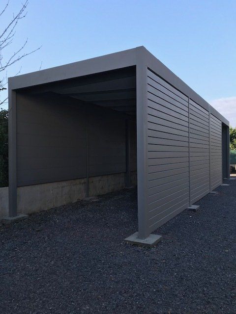 carporte en aluminium avec bardage sur les côtés pour un abri de camping car