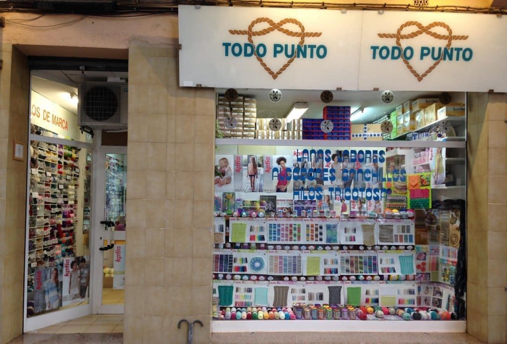 Un escaparate con un cartel que dice todo punto