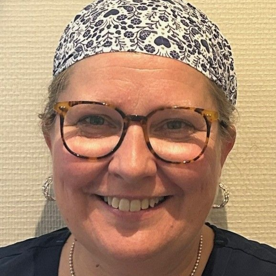 Femme portant des lunettes, souriante.