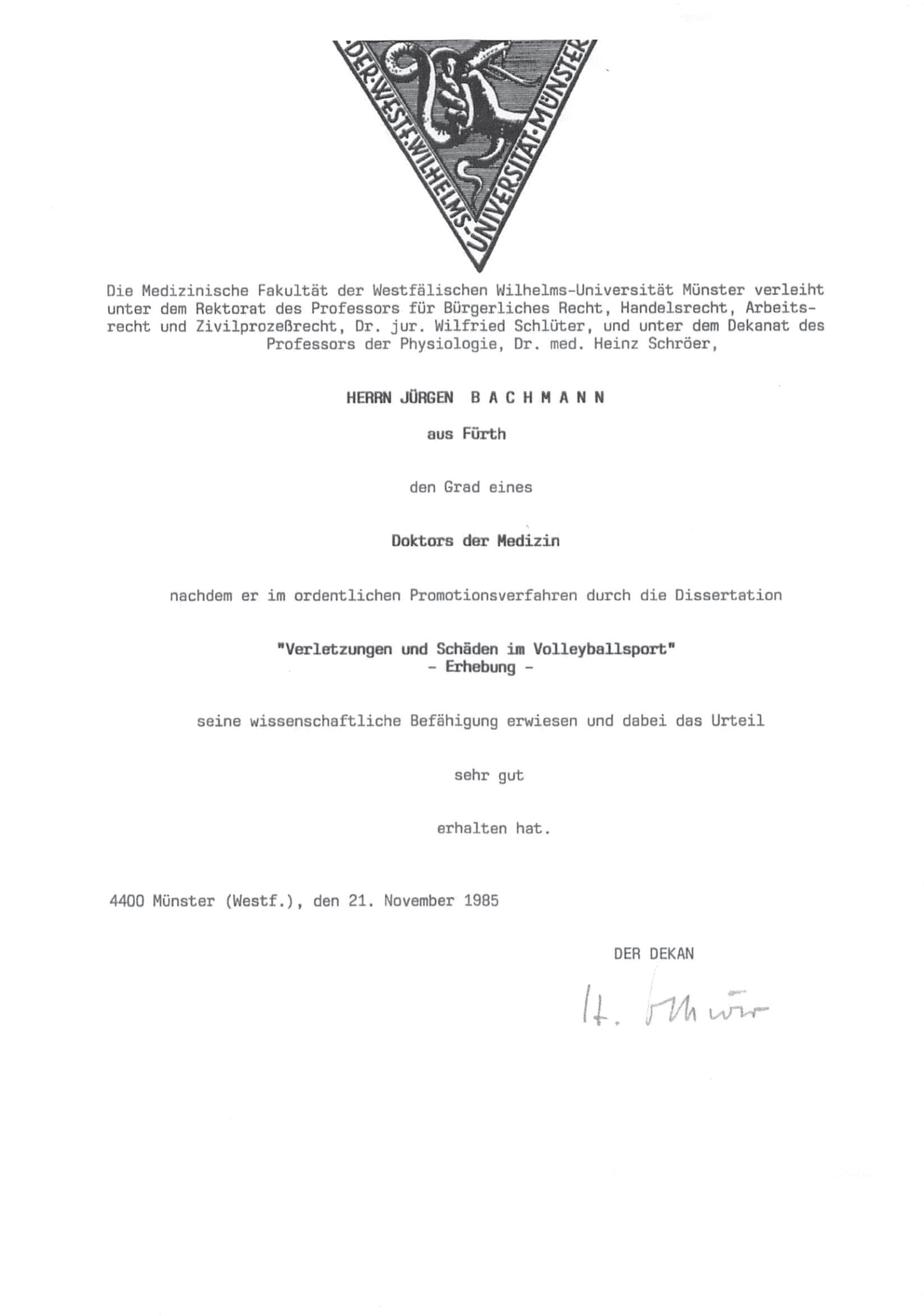 Unscharfe, schwarz-weiße Titelseite mit einem dreieckigen Logo oben und zentriertem Dokumenttext.