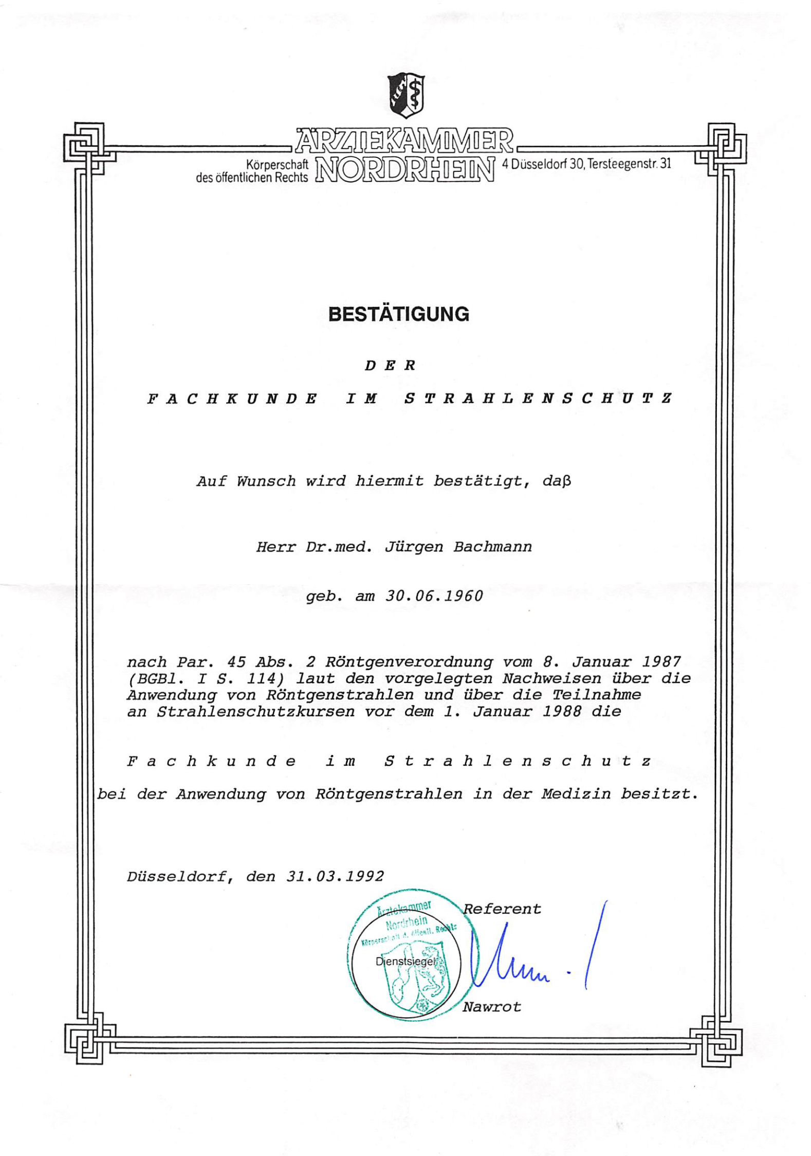Eingescannte Seite eines offiziellen Dokuments mit getipptem Text und einem blauen runden Stempel am unteren Rand.