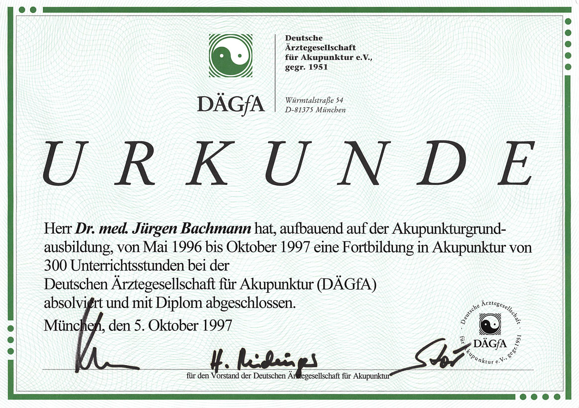 Deutsches Zertifikat mit grünem Rand und großem Titel „URKUNDE“, mit Unterschriften am unteren Rand.