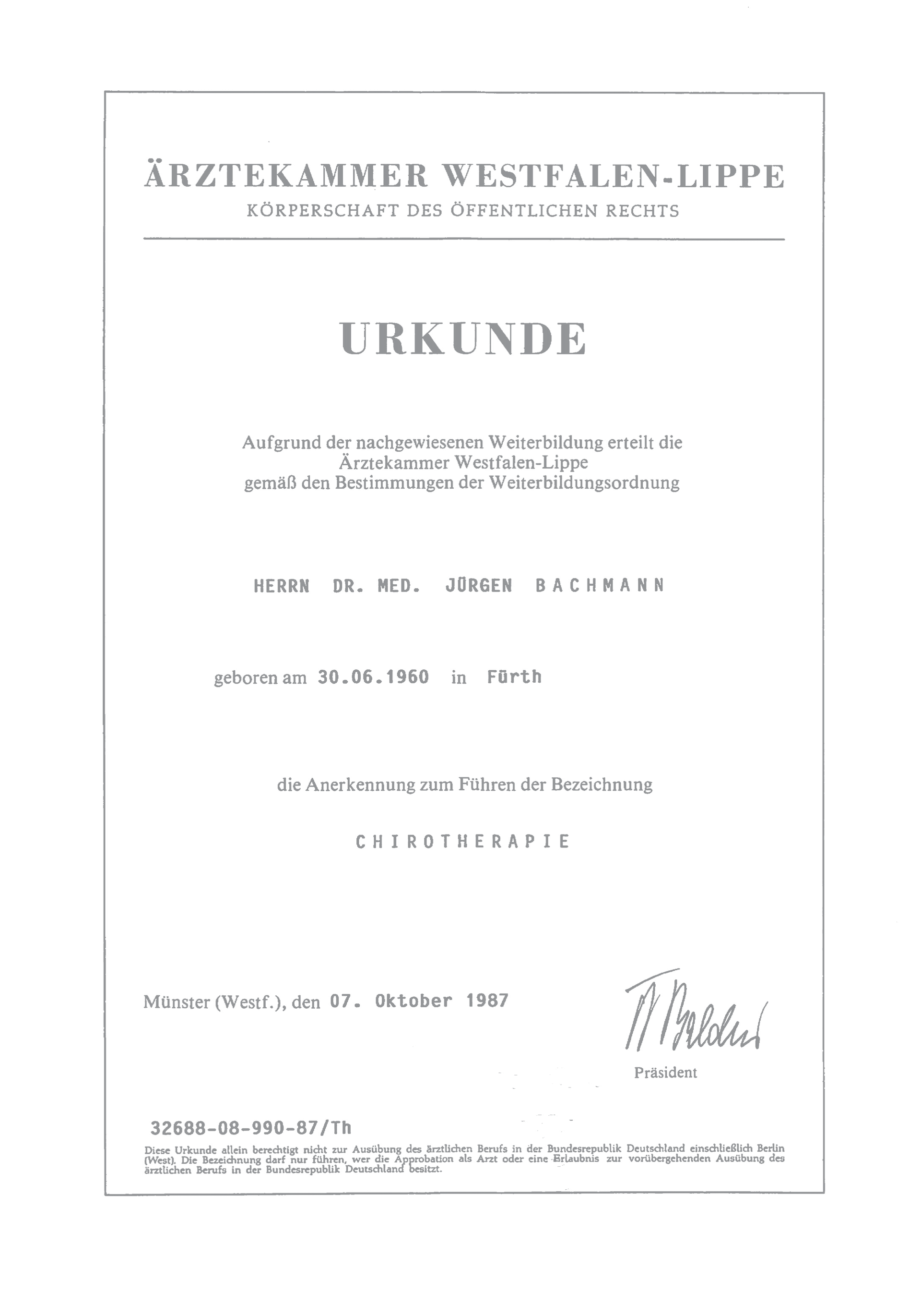 Eingescannte Titelseite eines niederländischen Regierungsdokuments mit verzierter Serifenschrift und Rand auf weißem Papier