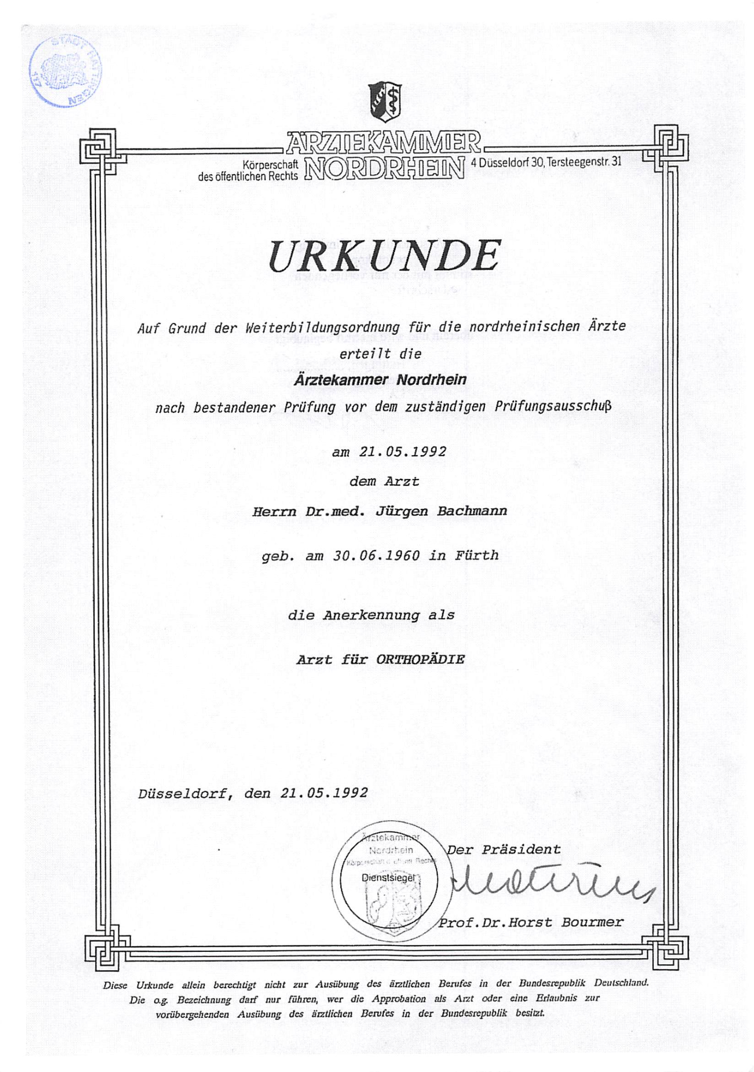 Schwarzweiß-Scan mit einem formellen, umrandeten Titelblatt und Siegeln am unteren Rand.