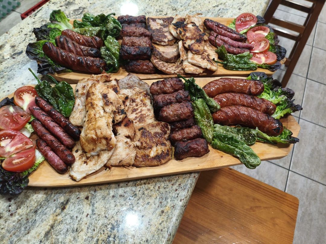 Una larga mesa de madera cubierta de platos de comida.