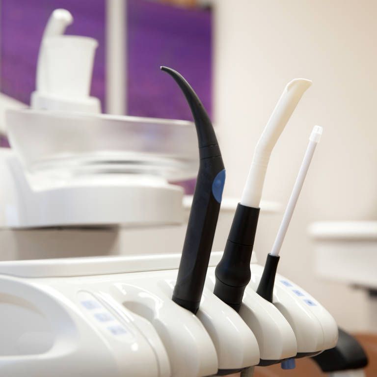 Detailaufnahme medizinischer Instrumente in einem Behandlungsraum.