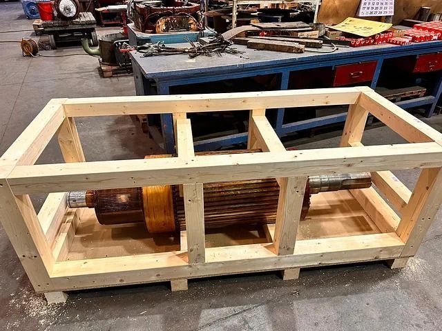 Una caja de madera con un gran trozo de metal dentro.