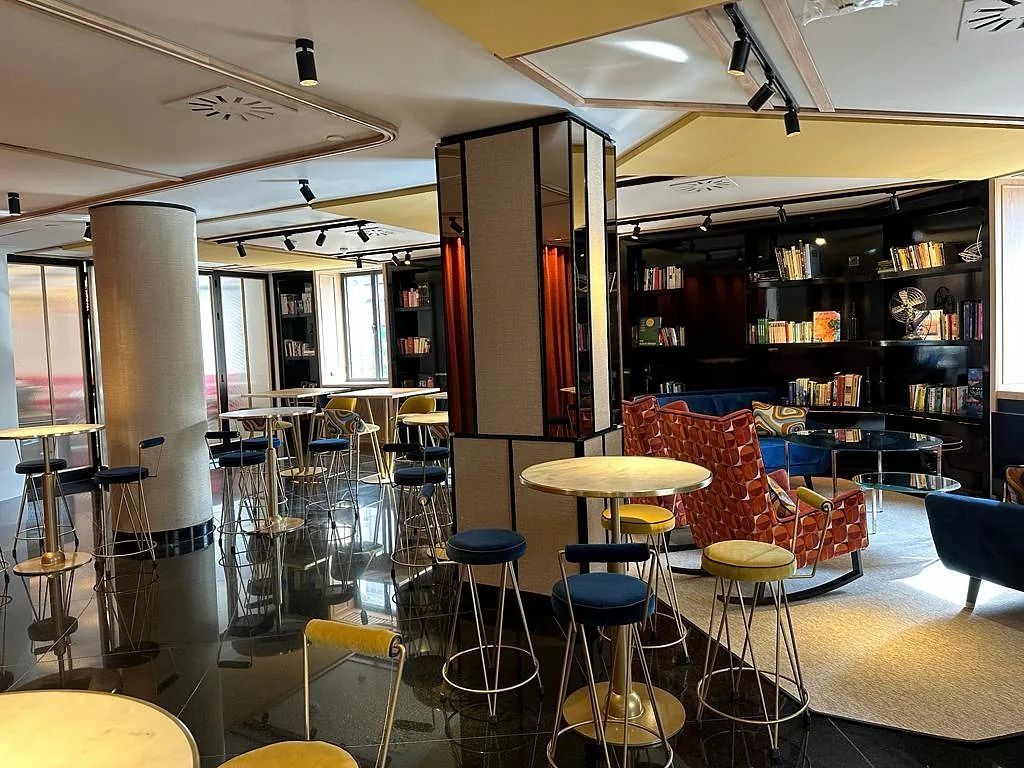 Una gran sala con mesas y sillas.