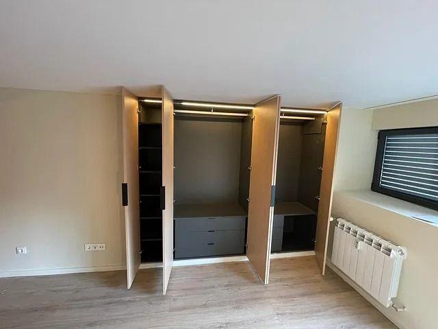 Una habitación vacía con un armario y una ventana