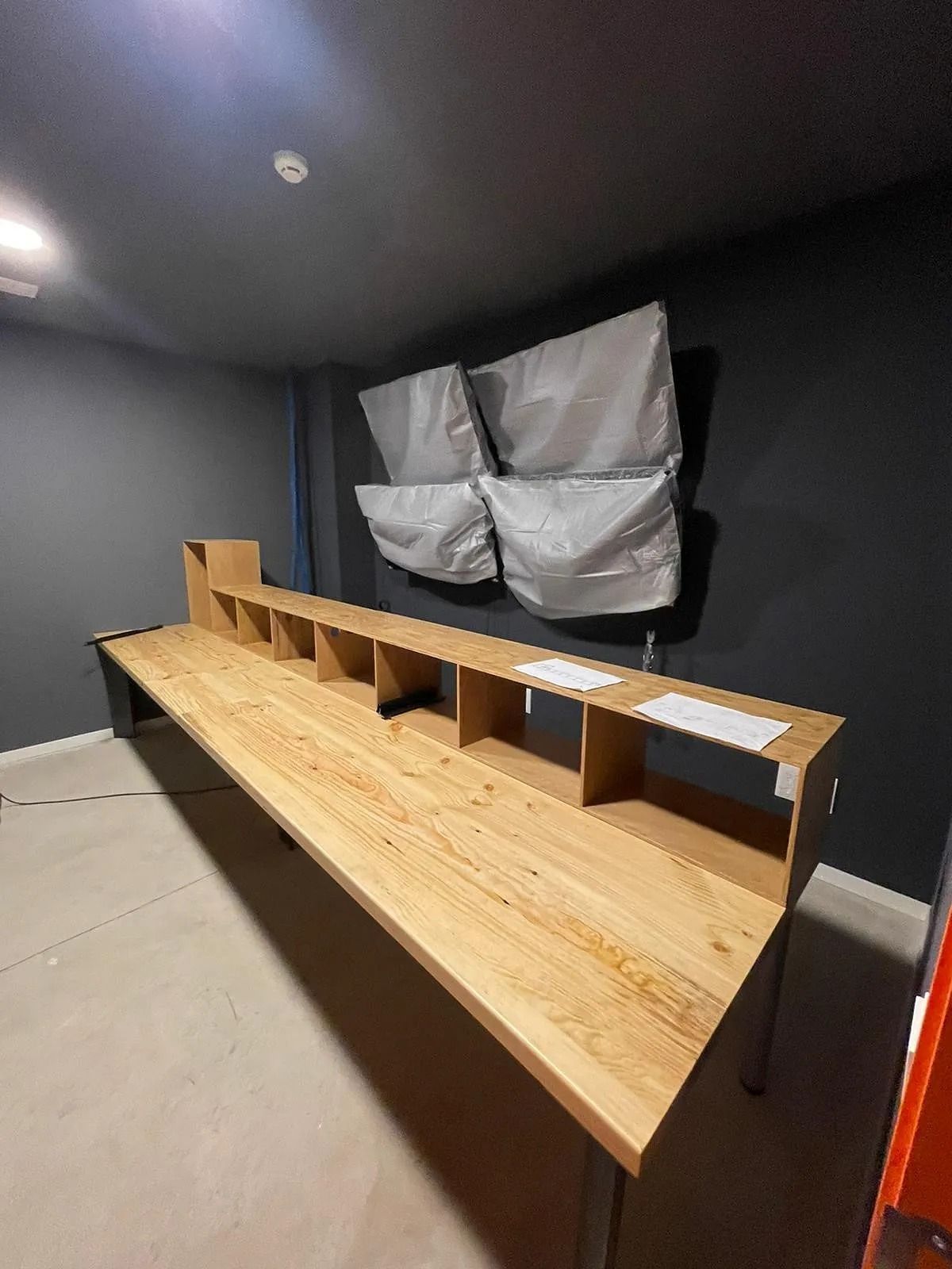 Hay una mesa larga de madera en el medio de la habitación.