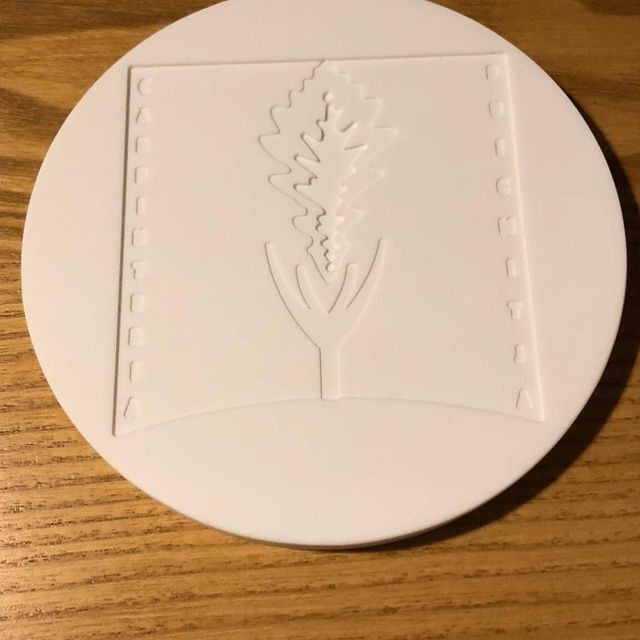 Un círculo blanco con la imagen de un árbol.