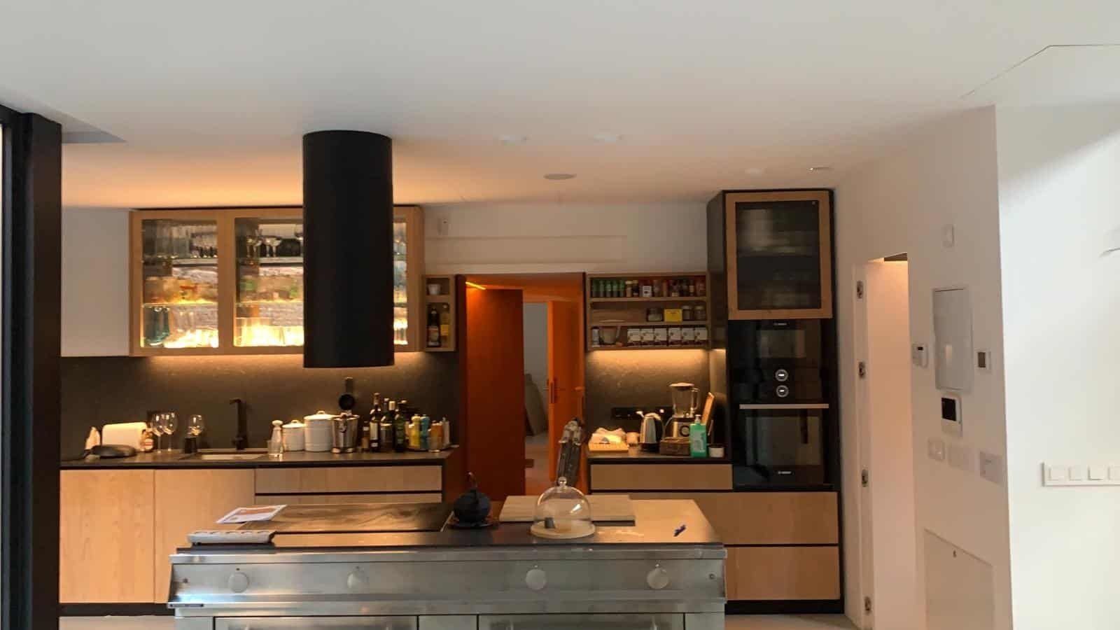 Una cocina con electrodomésticos de acero inoxidable y gabinetes de madera.