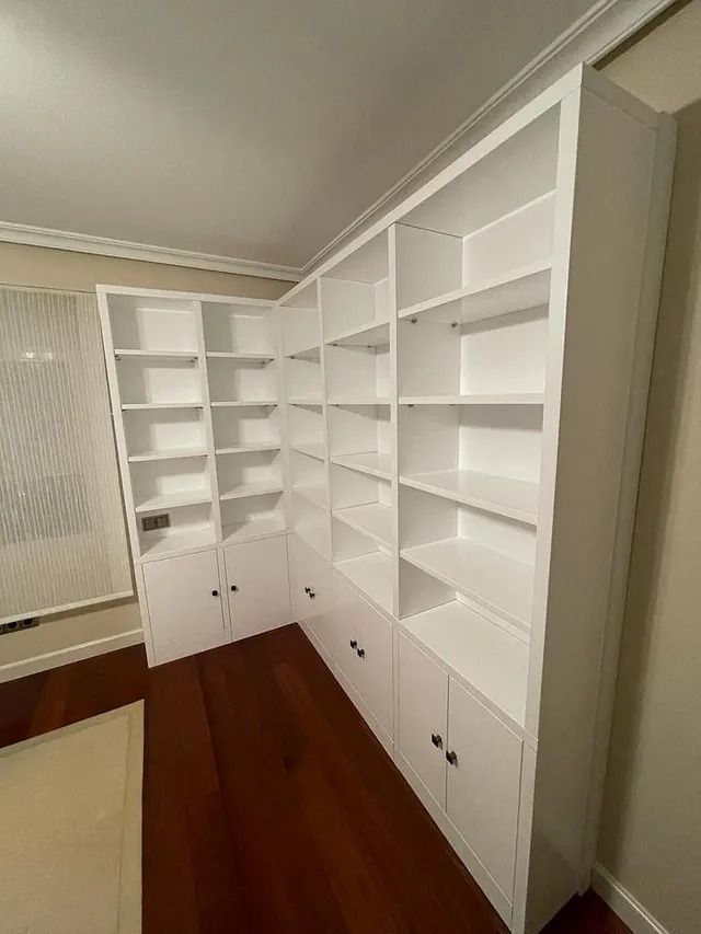 Una habitación con muchos estantes y armarios.