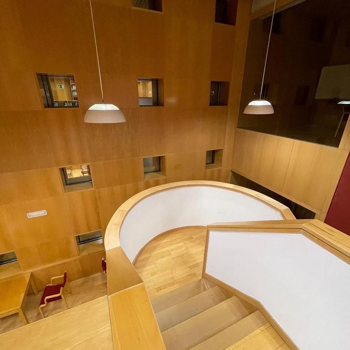 Una vista aérea de una escalera de madera en un edificio.