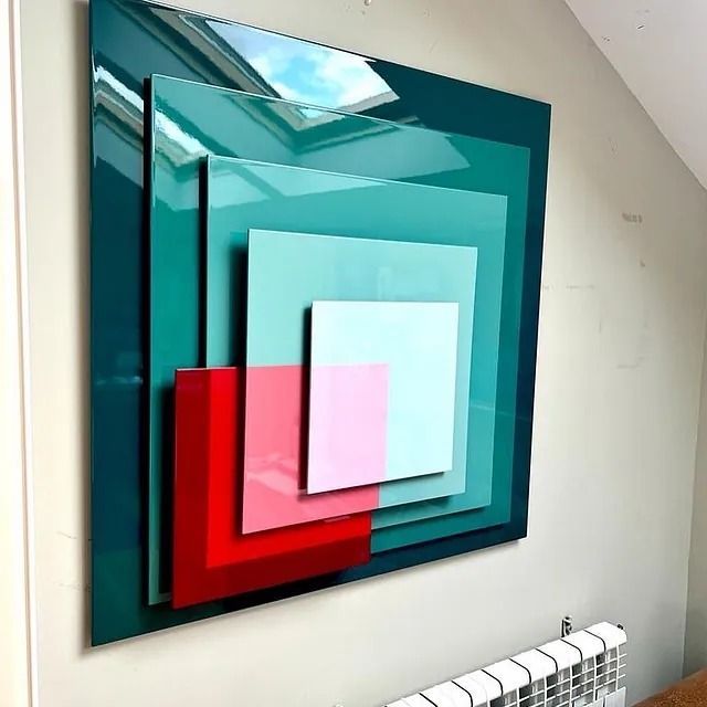 Una pintura de cuadrados apilados uno encima del otro en una pared.