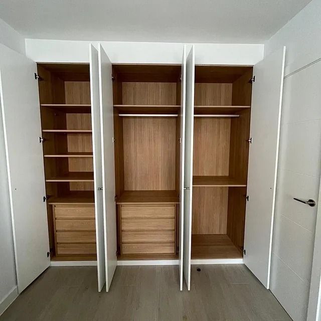 Un armario con muchos estantes y cajones.