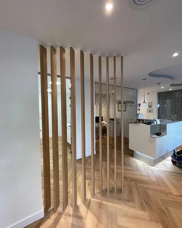 Hay un divisor de madera en el medio de la habitación.