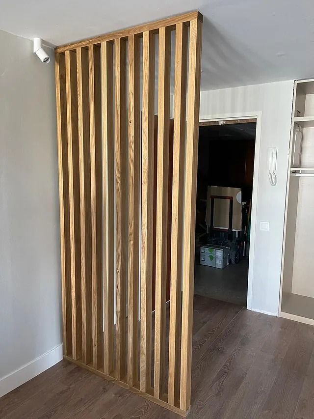 Hay un divisor de madera en el medio de una habitación.