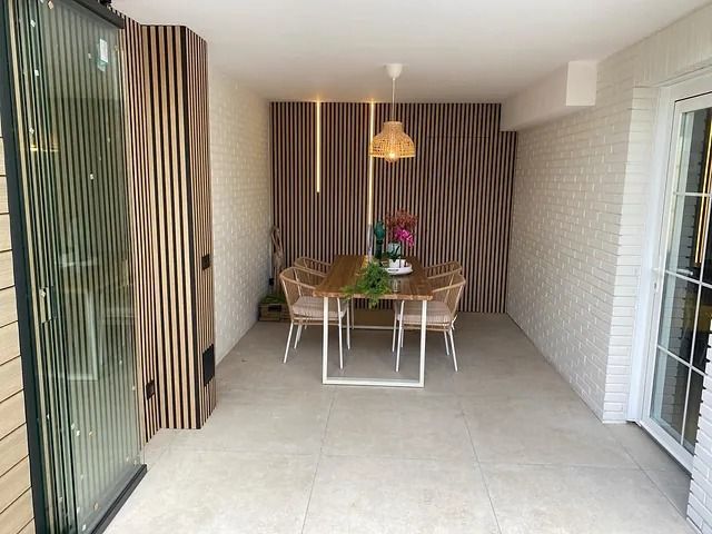 Un comedor con una mesa y sillas.