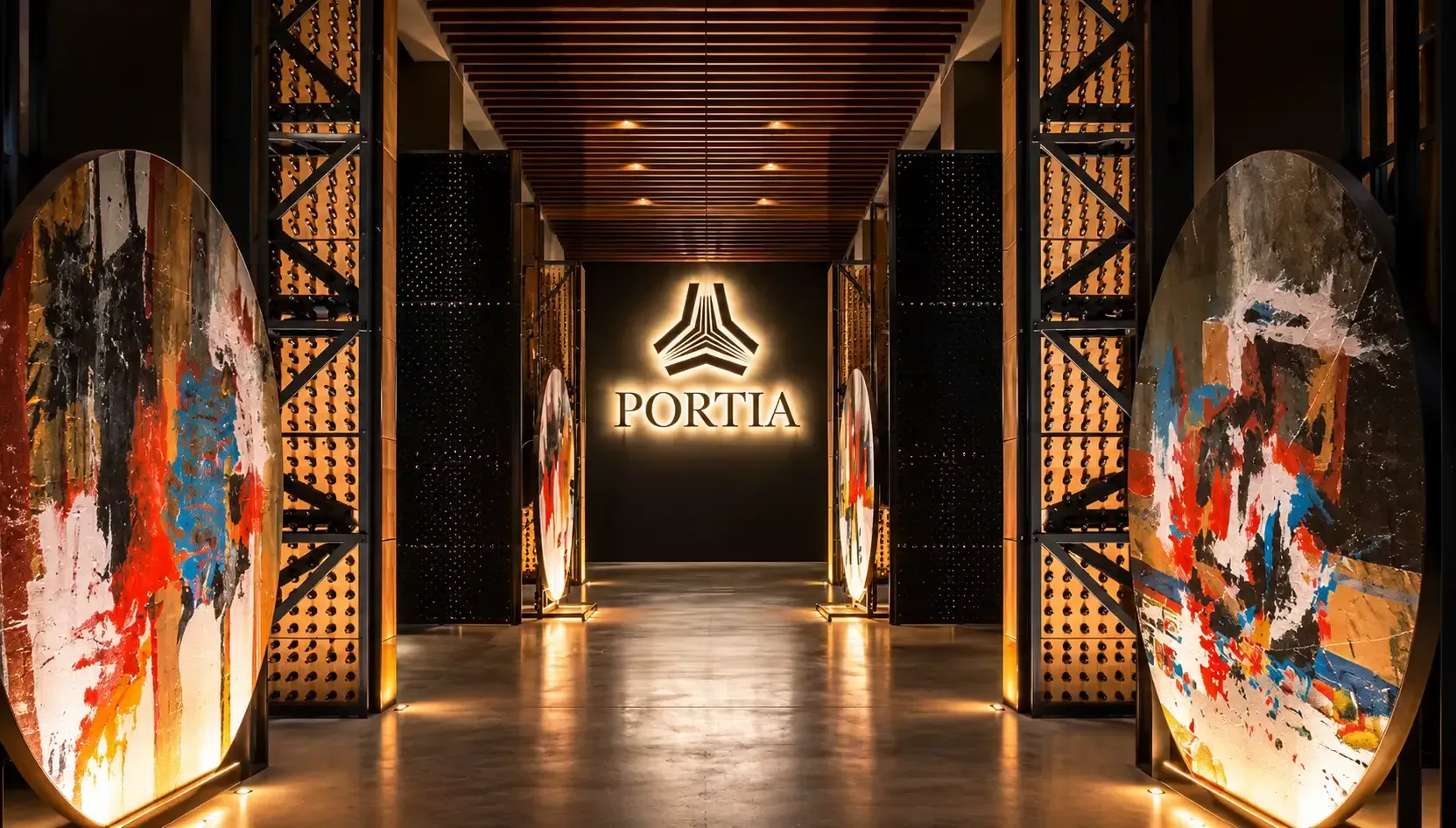 Elegante pasillo con iluminación cálida, puertas decoradas y un letrero luminoso de PORTA al fondo