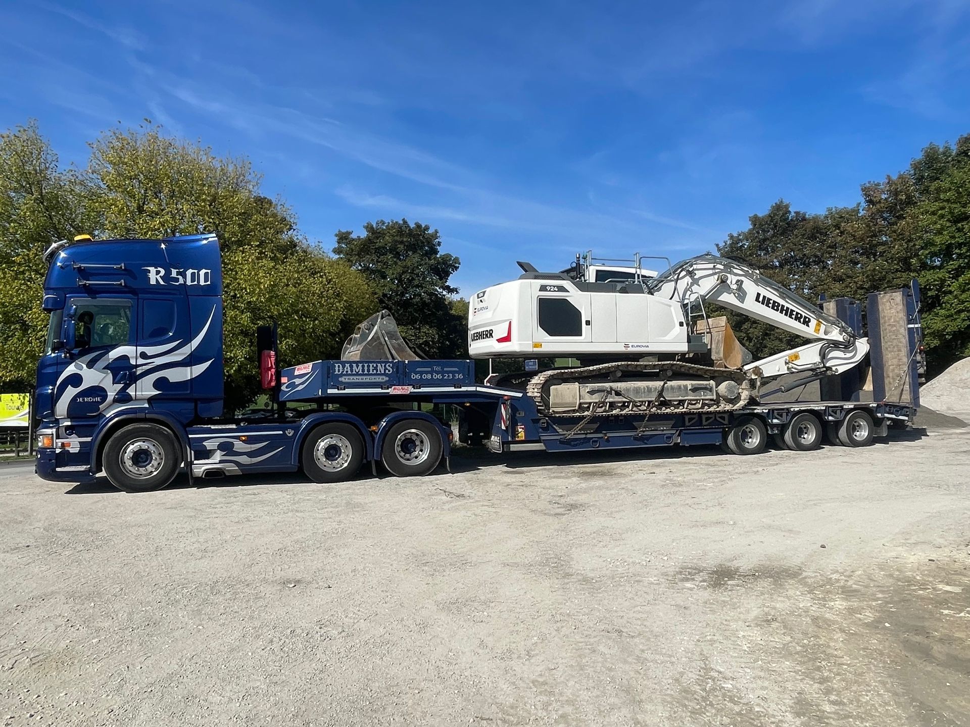Camion bleu et entrepôt