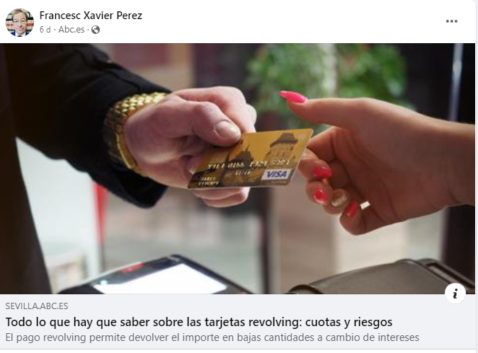 Primer plano de una persona sosteniendo una tarjeta de crédito sobre un terminal de pago mientras otra persona extiende la mano para recibirla.