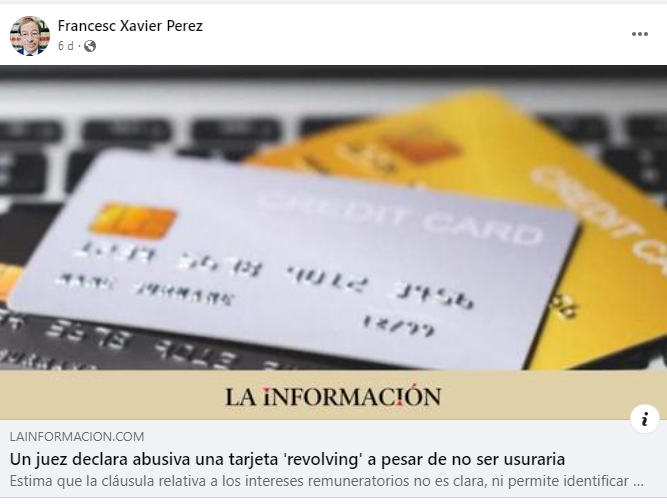 Tarjetas de crédito sobre el teclado de una computadora portátil, debajo del titular de una noticia sobre un fallo judicial en contra de una tarjeta de crédito rotativa.