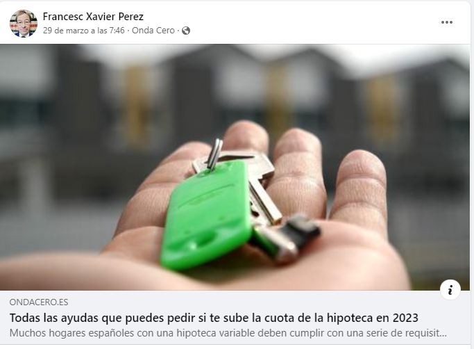 Primer plano de una mano que sostiene una llave de casa con una etiqueta verde, que representa la ayuda financiera para hacer frente al aumento de los costes de la hipoteca.