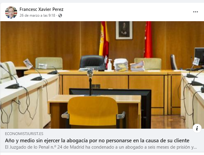 Interior de una sala de audiencias con escritorios, sillas y micrófonos de madera. Un texto superpuesto indica que un abogado fue suspendido.