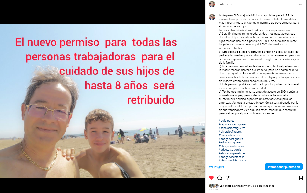 Un hombre y un niño posan en una playa soleada. El texto explica una nueva política de licencia remunerada para padres de niños de hasta ocho años.