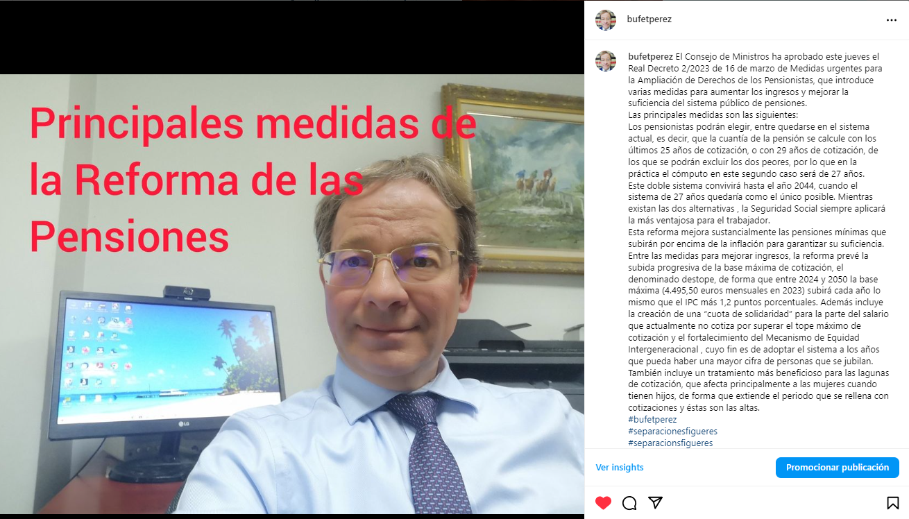 Un hombre con camisa y corbata está sentado en una oficina donde se puede ver el texto 