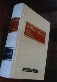 Un libro de leyes aranzadíes de tapa dura, de color blanco, titulado 