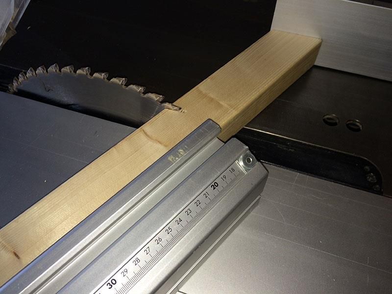 Ein Stück Holz wird auf einer Tischkreissäge geschnitten