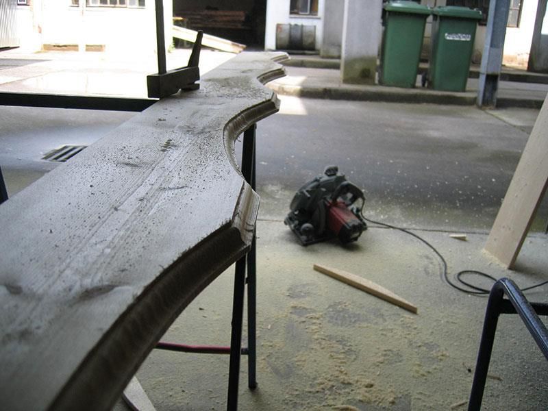 Ein Staubsauger liegt auf dem Boden neben einem Stück Holz