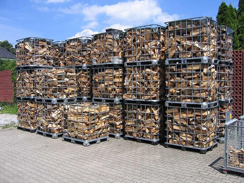 Ein Haufen Holzkisten sind übereinander gestapelt