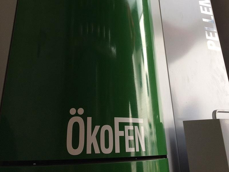 Ein grüner Behälter mit dem Wort Okofen darauf