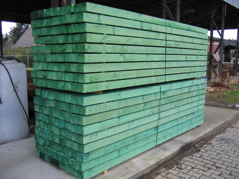 Ein Stapel grünes Holz liegt auf einem Bürgersteig