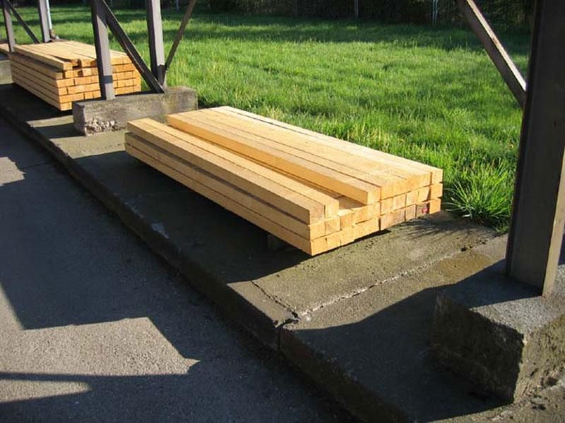 Ein Stapel Holz am Straßenrand