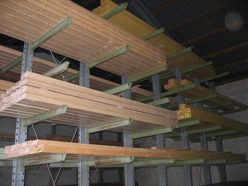 Ein Lager mit vielen Holzbrettern