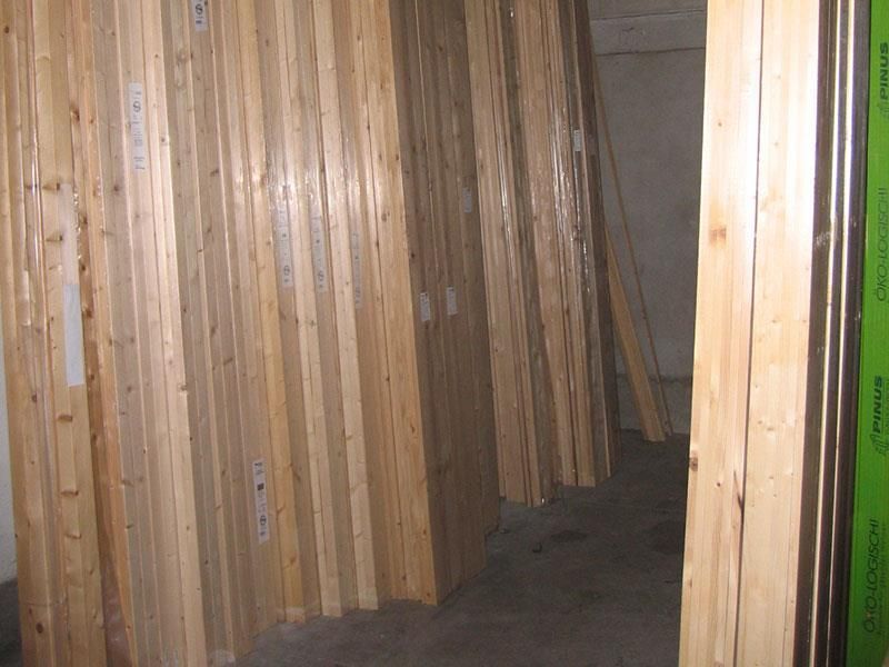 Ein Raum voller Holzbretter.