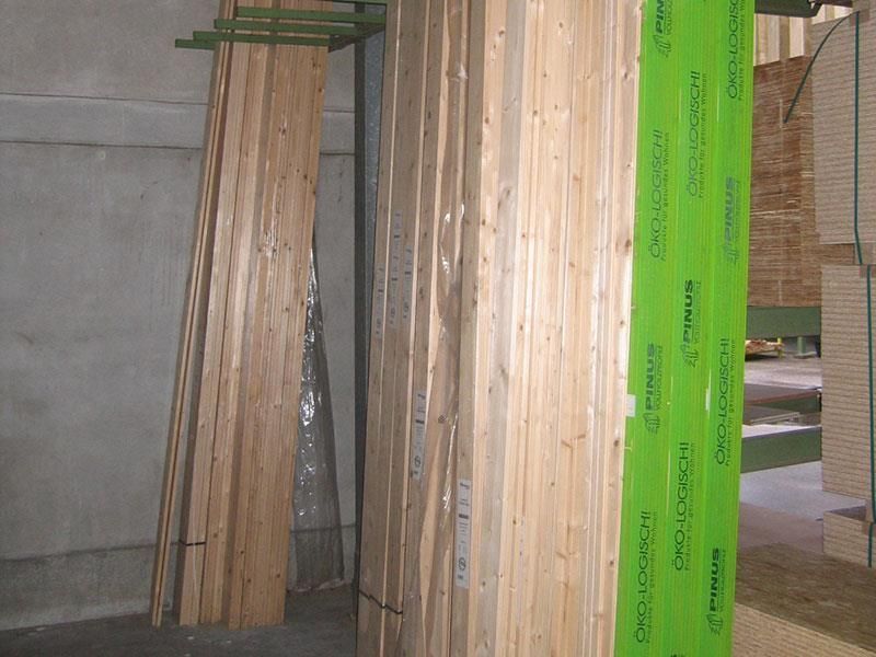 Ein Stapel Holzbretter mit einem grünen Klebeband, auf dem 