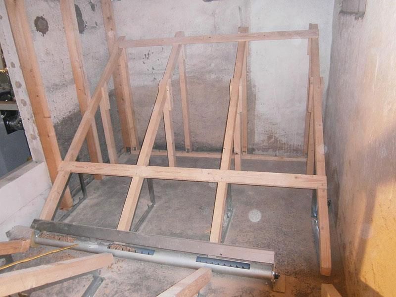 In einem Raum wird eine Holzkonstruktion errichtet