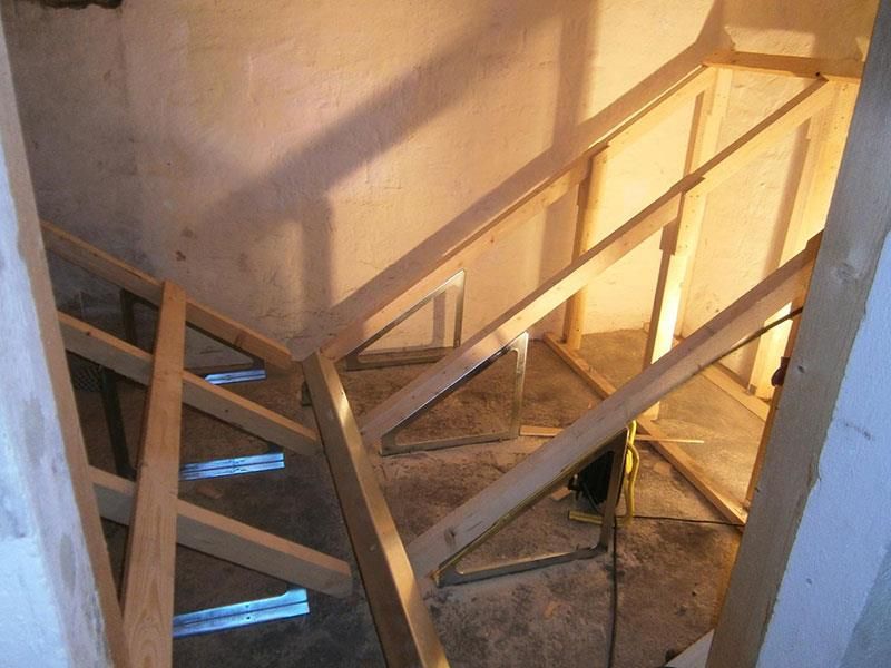 In einem Raum wird eine Holztreppe gebaut