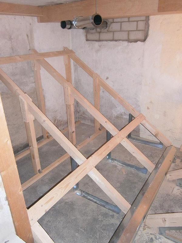 In einem Raum wird eine Holzkonstruktion errichtet