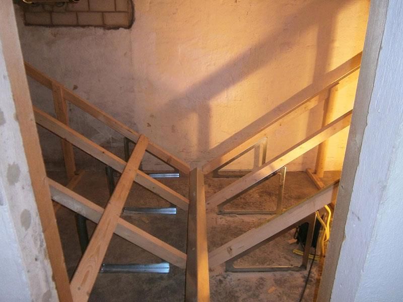 An einer Treppe wird ein Holzgeländer gebaut