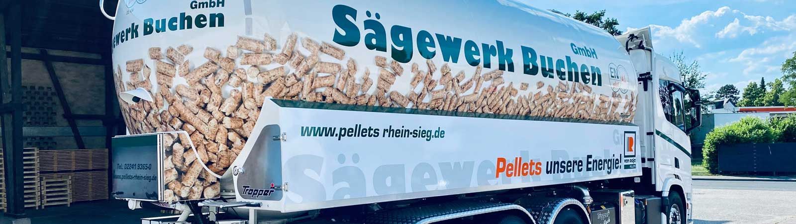 Mit Holzpellets beladener LKW mit