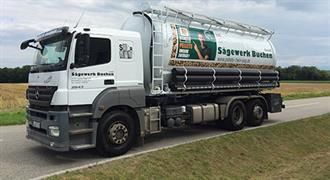 LKW - Holzpellets-Transporter des Sägewerk Buchen