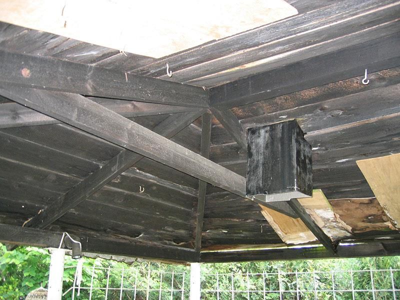 Eine Holzkonstruktion mit einem Zaun im Hintergrund