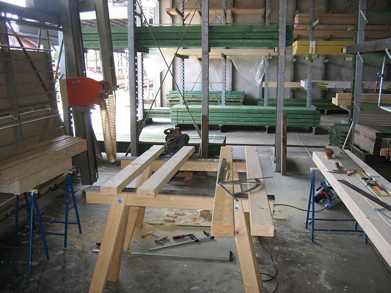 Ein Holztisch in einem Raum mit viel Holz