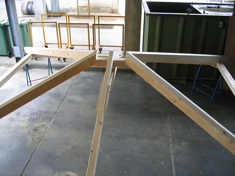 Ein Holzrahmen steht auf einem Betonboden